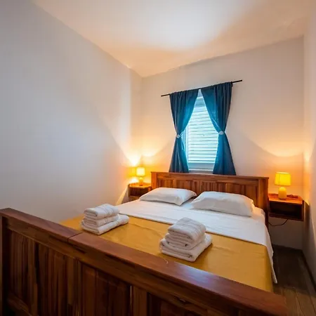 Апартаменты Charming And Tranquil Kastel Gomilica With Balcony And Patio - Three Bedroom