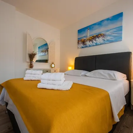 Charming And Tranquil Kastel Gomilica With Balcony And Patio - Three Bedroom Каштела