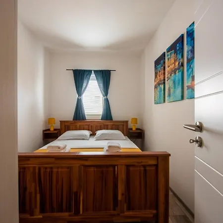 Charming And Tranquil Kastel Gomilica With Balcony And Patio - Three Bedroom Апартаменты Каштела