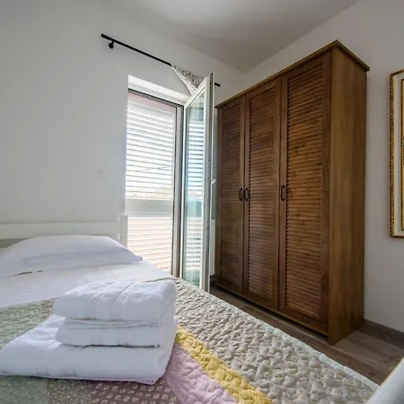 Апартаменты Charming And Tranquil Kastel Gomilica With Balcony And Patio - Three Bedroom Каштела