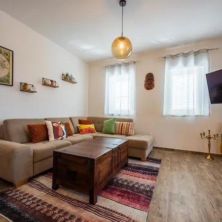 Charming And Tranquil Kastel Gomilica With Balcony And Patio - Three Bedroom Каштела